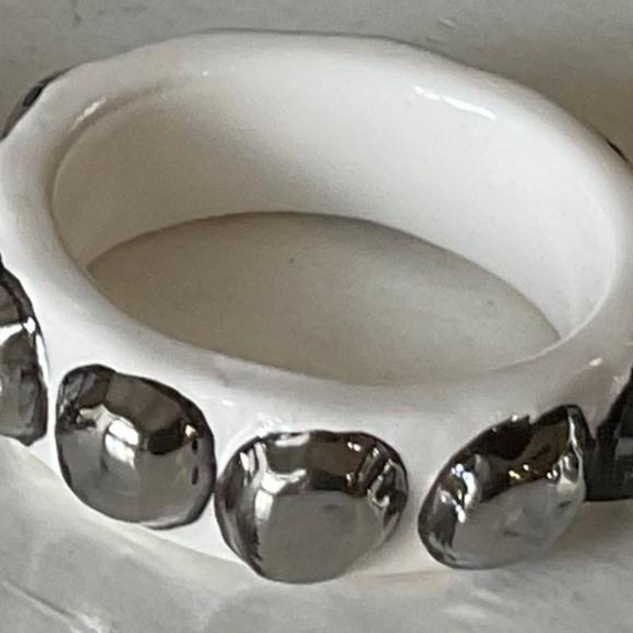 STUDIO B WHITE/SILVER NAPKIN RINGS - CONTEMPORARY NWB - Picture 8 of 9